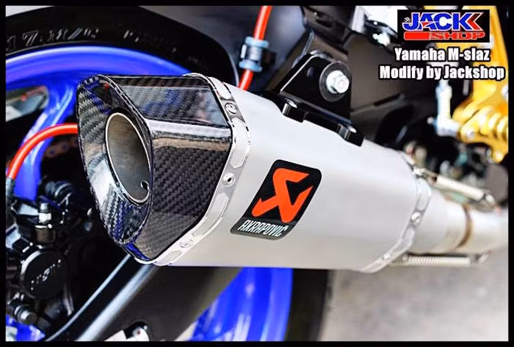 Pô zin của xe cũng đã được thay bằng pô Akrapovic full system, phô diễn âm thanh ấn tượng hơn nhiều so với ống xả nguyên bản.