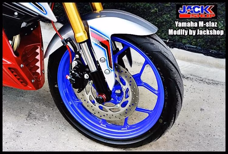 Vốn có cặp phuộc USD "hàng hiệu" và bộ mâm chữ Y 5 cây tương tự Yamaha R3, Jack Shop chỉ sơn lại mâm màu xanh sáng hơn và trang bị thêm ốc cốt trục cùng chân van nhôm CNC.
