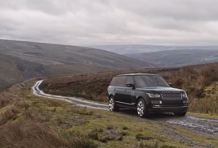 Trong nhiều năm qua, dòng xe Range Rover đã nhiều lần hợp tác với hãng súng Holland &amp; Holland của Anh để tạo ra những phiên bản SUV siêu sang đặc biệt, nhằm phục vụ các nhà quý tộc trong những chuyến đi săn. Phiên bản Range Rover Holland &amp; Holland Edition mới nhất đã nối tiếp truyền thống đó.