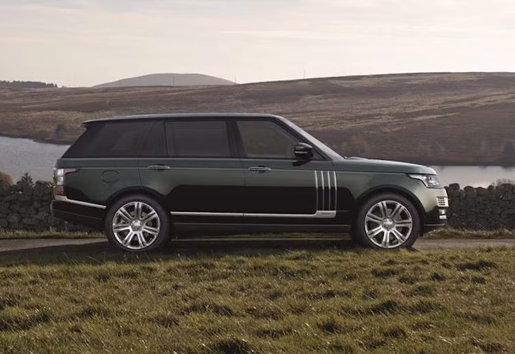 Range Rover Holland &amp; Holland Edition được các kỹ sư tại bộ phận Special Vehicle Operations (SVO) sản xuất dựa trên phiên bản Range Rover SVAutobiography LWB cao cấp nhất, với chiều dài cơ sở lớn.