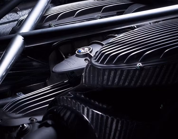 Nằm phía sau hành khách, bên trong khoang động cơ của Huayra vẫn là khối động cơ 6.0l V12 tăng áp kép, được lắp ráp thủ công bởi Mercedes-AMG.