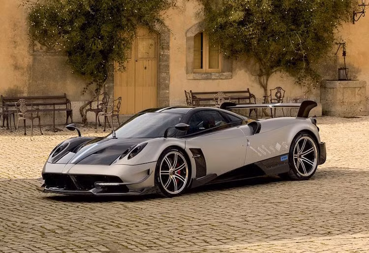 Trên Huayra BC, Pagani đã tiếp tục giảm trọng lượng của xe xuống chỉ còn 1350 kg - nhẹ hơn tới 132 kg so với Huayra thường. Đây là một thành tích phi thường khi Huayra BC vẫn sử dụng động cơ V12 cực lớn.