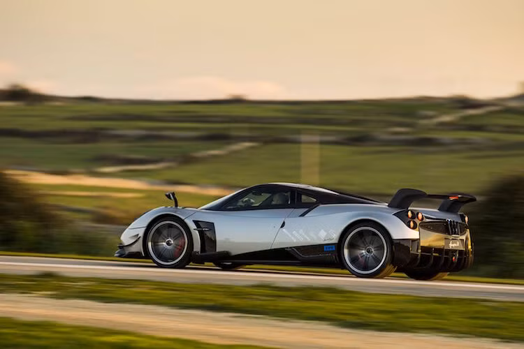 Pagani sẽ chỉ sản xuất tổng cộng đúng 20 chiếc Huayra và mặc dù có giá lên tới 2,3 triệu Euro (tương đương 55,8 tỷ đồng) mỗi chiếc nhưng hiện tại, chiếc xe đã "cháy hàng"