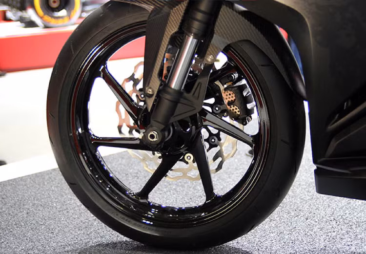 Tuy nhiên, chiếc xe sẽ không đóng vai trò thay thế cho CBR250R/300R hiện tại. Thay vào đó, CBR250RR sẽ nằm ở một phân khúc cao hơn, với nhiều phụ tùng chất lượng cao hơn.