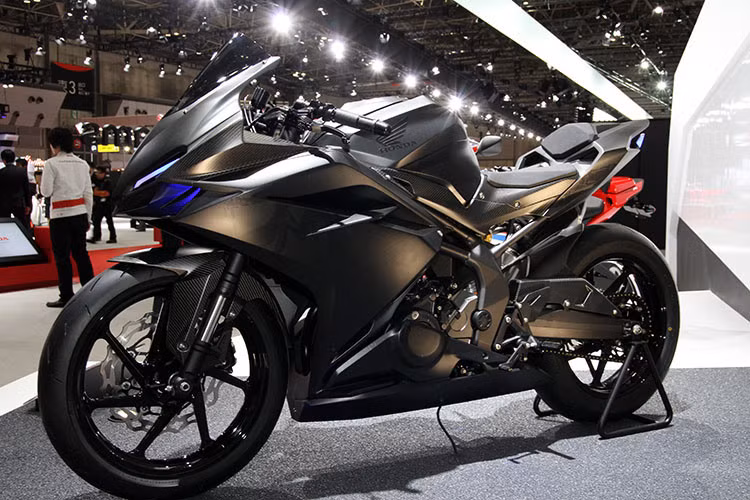 Như vậy có thể tới cuối năm nay vào khoảng tháng 11, Honda CBR250RR sẽ chính thức "trình làng" để cạnh tranh Kawasaki Ninja 300 hay Yamaha R3 cũng như các đối thủ cùng phân khúc.