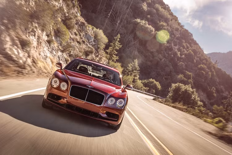 Trên Flying Spur V8S, khối động cơ 4.0l tăng áp kép của xe đã được cải tiến để công suất tăng lên thêm 21 PS, đạt 521 PS và mô-men xoắn cực đại 680 Nm. Ngoài động cơ, hộp số cũng đã được Bentley chỉnh lại với thêm chế độ thể thao S.