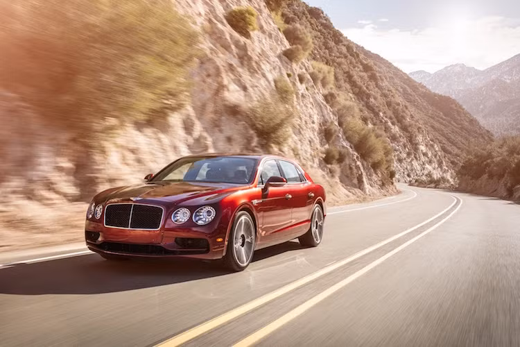 Bentley sẽ chính thức ra mắt Flying Spur V8S tại triển lãm Geneva 2016 vào tháng 3, và bắt đầu giao xe cho khách hàng vào mùa hè này.