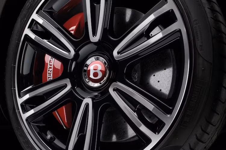 Dễ nhận biết hơn là bộ mâm Mulliner Driving Spec 21 inch 6 cánh kép, với hai tông màu đen bóng vả kim loại phay độc đáo. Khách hàng có thể đặt thêm các món trang trí như đèn trước màu khói, chụp gương màu đen...