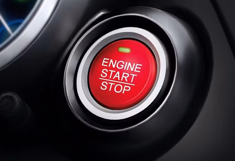 Nút Start/Stop: Về cơ bản, nút này có tác dụng chính là khởi động hoặc dừng động cơ, tương tự như nút đề của những chiếc xe máy. Mặc dù vậy, nhiều hãng sản xuất vẫn tìm cách "moi tiền" của khách hàng với nút bấm đơn giản này, khi cho nó vào trong danh sách tùy chọn.