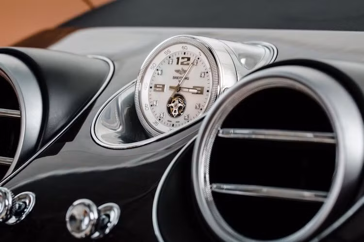Đồng hồ trên bảng táp-lô của Bentley Bentayga: Được sản xuất bởi hãng đồng hồ nổi tiếng Breitling với cỗ máy Tourbillion, chiếc đồng hồ này có giá lên tới 150.000 Bảng Anh (tương đương 4,6 tỷ đồng).