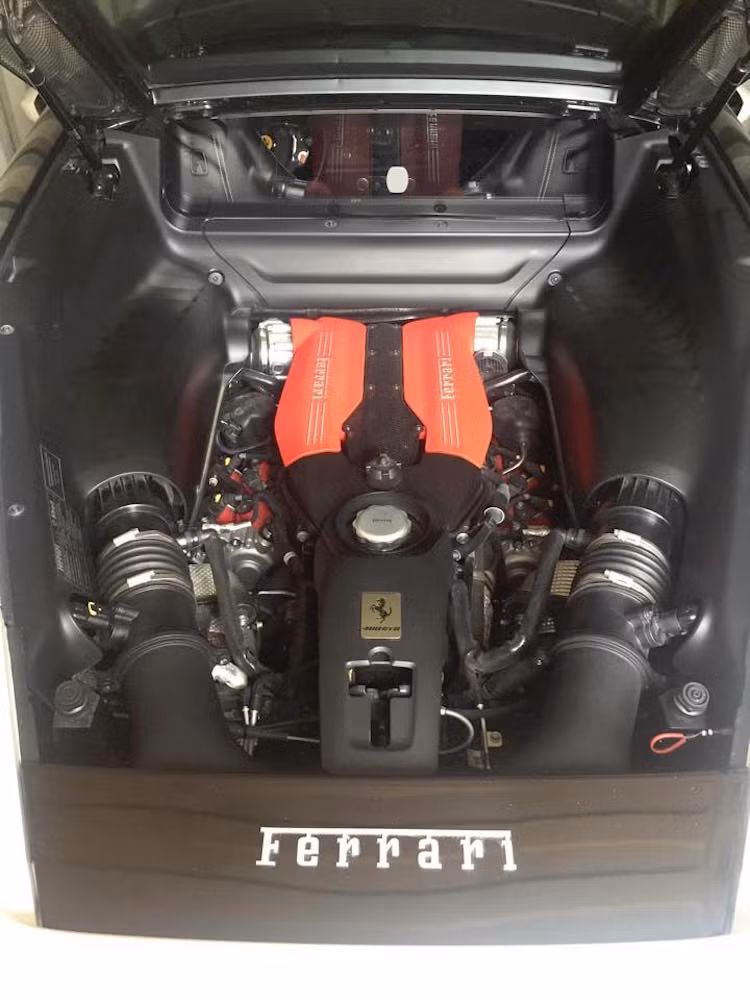 Thay vì sử dụng động cơ nạp khí tự nhiên như 458 Italia, 488 GTB được trang bị máy V8 3.9l tăng áp kép hoàn toàn mới. Như vậy, 488 GTB đã trở thành chiếc Ferrari với động cơ đặt giữa đầu tiên sử dụng turbo, kể từ sau huyền thoại F40 vào cuối thập niên 80.