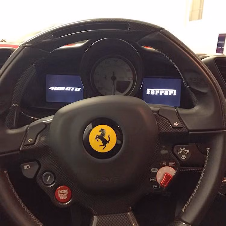 Toàn bộ các nút bật tắt xi-nhan, gạt nước, pha... được Ferrari bố trí gọn gàng trên vô-lăng cùng nút khởi động, điều chỉnh hệ thống treo và núm xoay chuyển chế độ lái đặc trưng Manettino. Vành vô-lăng làm bằng sợi carbon và có hàng đèn báo tua ở vị trí 12 giờ. Phía sau vô-lăng của xe chỉ có cần gạt chuyển số bằng sợi carbon.