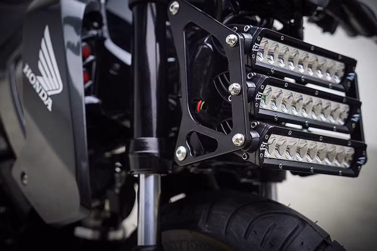 Chiếm trọn phần đầu xe là dàn đèn LED siêu sáng Rigid Industries SR2 Hypersport, nhưng vẫn giữ nguyên khả năng điều chỉnh ánh sáng từ pha sang cốt phù hợp.