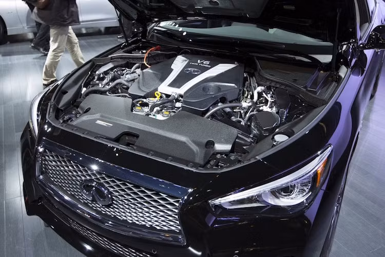 Thay đổi lớn nhất của Infiniti Q50 2016 là các lựa chọn động cơ hoàn toàn mới bên dưới nắp ca-pô, khiến chiếc xe trở nên mạnh mẽ nhất trong phân khúc (nếu không tính các phiên bản thể thao như BMW M3 hay Mercedes C63 AMG).