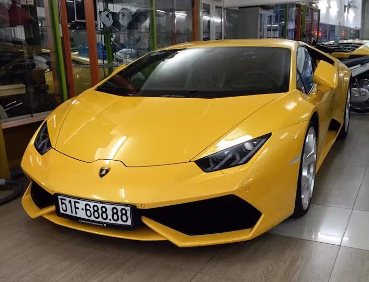Nổi bật với màu vàng đặc trưng của Lamborghini và biển số tứ quý 8, đây là chiếc siêu xe Lamborghini Huracan thứ 3 về tới Việt Nam trong năm 2015, sau chiếc màu xám chính hãng và màu xanh lá của đại gia Phan Thành tặng sinh nhật em trai.