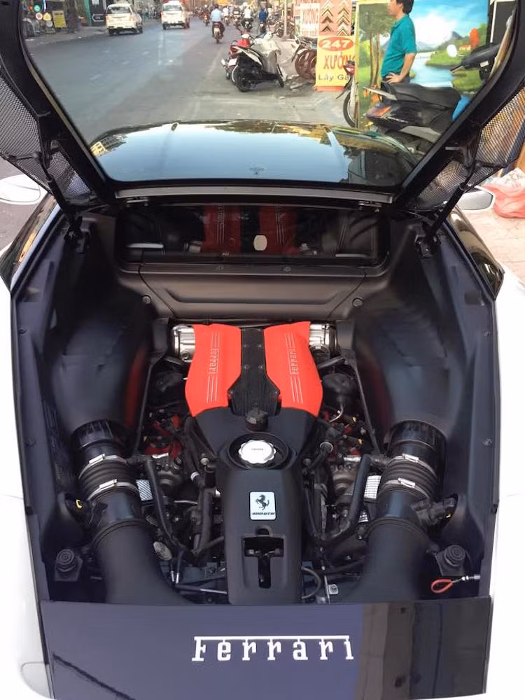 Thay vì sử dụng động cơ nạp khí tự nhiên như 458 Italia, 488 GTB được trang bị máy V8 3.9l tăng áp kép hoàn toàn mới. Như vậy, 488 GTB đã trở thành chiếc Ferrari với động cơ đặt giữa đầu tiên sử dụng turbo, kể từ sau huyền thoại F40 vào cuối thập niên 80.