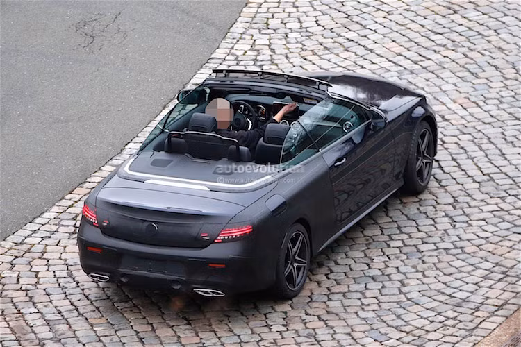 Giống như những chiếc Mercedes mui trần khác, C-Class Cabriolet cũng sẽ được trang bị bộ sưởi cổ AIRSCARF và chống tạt gió AIRCAP để giữ ấm cho người ngồi trong xe ngay cả khi mở mui.