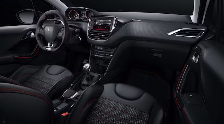 Bước vào bên trong, người lái sẽ được đón chào bởi bảng táp-lô i-Cockpit mới nhất, kèm theo hệ thống thông tin giải trí có hỗ trợ các kết nối như Mirror Link hay Apple CarPlay.