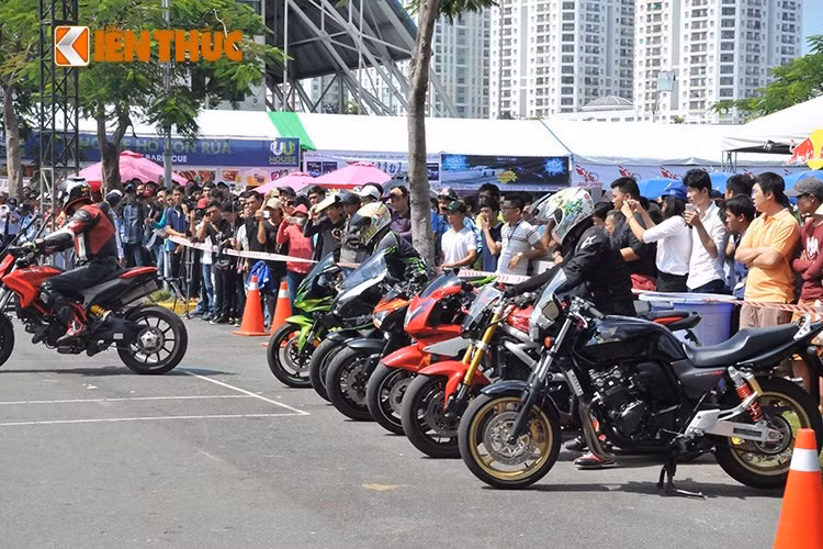 Bên cạnh các khu vực trưng bày trong nhà, triển lãm xe máy Việt Nam cũng sẽ có nhiều hoạt động phong phú được tổ chức ngoài trời như stunt show, lái thử xe... Ban tổ chức ước tính sẽ có khoảng 100.000 lượt khách tới thăm quan triển lãm năm nay.