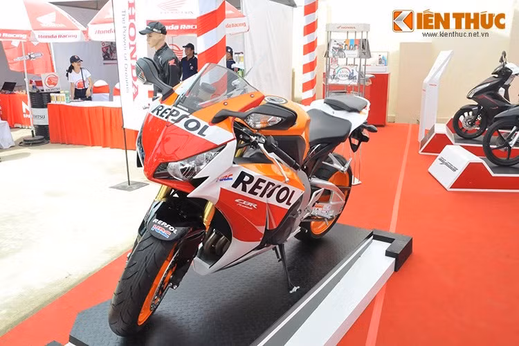 Riêng Honda Việt Nam - nhà sản xuất xe máy chiếm thị phần lớn nhất hiện nay cũng đã "gợi ý" rằng hãng sẽ "đem tới nhiều bất ngờ" tại Vietnam Motorcycle Show lần đầu tiên này.