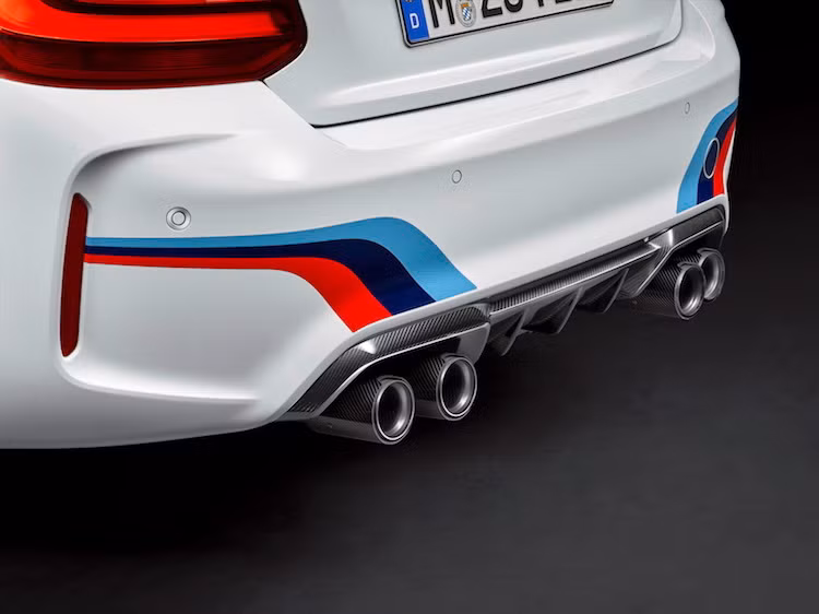 M Performance còn đưa ra cho M2 một hệ thống xả đặc biệt, giúp tiếng máy của khối động cơ I6 3.0 tăng áp kép của xe trở nên ấn tượng hơn. Đặc biệt, hệ thống này còn có khả năng chuyển giữa 2 chế độ âm thanh Sport và Track thông qua kết nối bluetooth với smartphone.