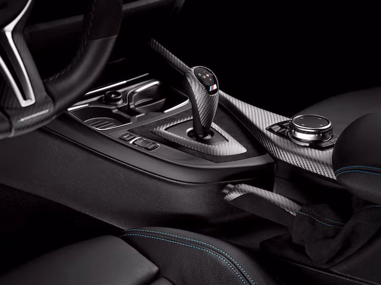 Đặt thêm gói tùy chọn Interior Kit Carbon, khách hàng còn có các chi tiết ốp trong nội thất bằng vật liệu sợi carbon, kèm theo cần số và phanh tay bọc Alcantara.