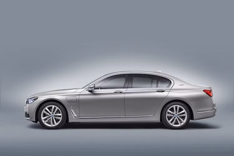 Sử dụng hệ động lực hybrid, phiên bản BMW 740e được trang bị động cơ 4 xi-lanh thẳng hàng tăng áp kép với công suất 258 mã lực/399 Nm cùng với mô-tơ điện để đạt tổng công suất 326 mã lực.
