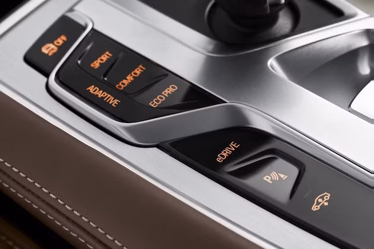 Một tính năng đặc biệt của 740e đó là nút bấm eDrive trên bệ trung tâm để người lái cài đặt hệ dẫn động. Bình thường, chiếc xe sẽ hoạt động 2 động cơ song song nhưng nếu chuyển qua chế độ Max eDrive, động cơ xăng sẽ ngắt để 740i trở thành một chiếc xe điện thực sự. Khi đạp ga mạnh, động cơ xăng sẽ tiếp tục hoạt động.