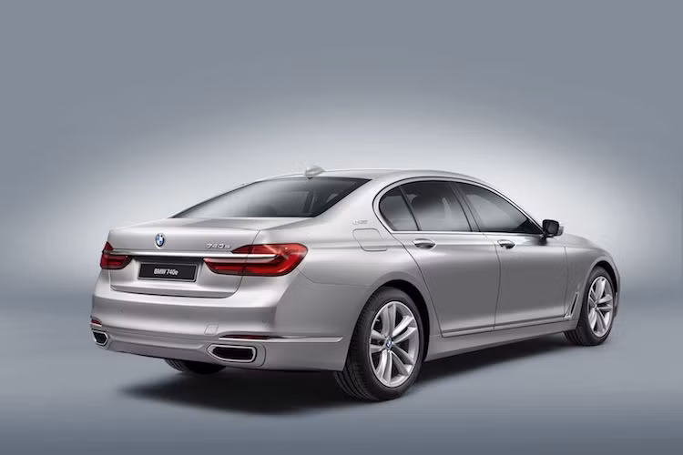 Với hệ động lực "xanh" này, chiếc xe chỉ tiêu thụ trung bình 2,1 - 2,3 lít xăng/100 km cùng hàm lượng khí thải CO2 49g/km. Nếu chỉ sử dụng động cơ điện, xe có thể hoạt động được 40 km (37 km với các phiên bản hệ dẫn động 4 bánh xDrive).