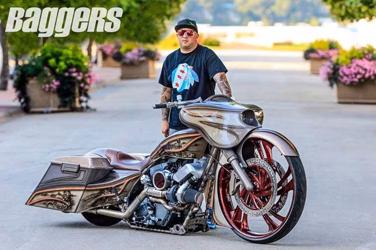 Chủ nhân của chiếc Harley-Davidson Street Glide độ bagger cực "khủng" này là Pete Schraegger, một người yêu xe tại Mỹ. Anh đã gửi xe của mình tới hãng DA Performance để kịp chuẩn bị cho cuộc thi độ xe Bagger Build-Off 2015.