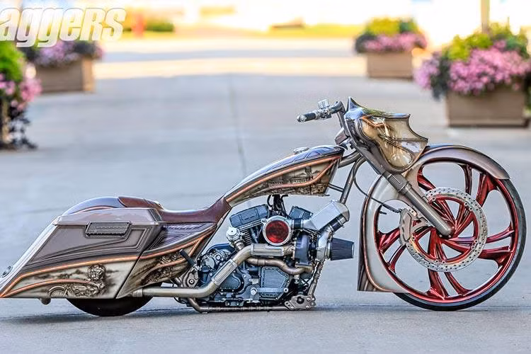 Chi tiết gây ấn tượng đầu tiên trên chiếc Street Glide độ bagger của Pete đó chính là bánh trước có đường kính "khổng lồ" lên tới 30 inch, được tiện CNC 3D nguyên khối, đánh bóng sau đó sơn màu đỏ trong suốt lên để tạo hiệu ứng đỏ chrome đẹp mắt.