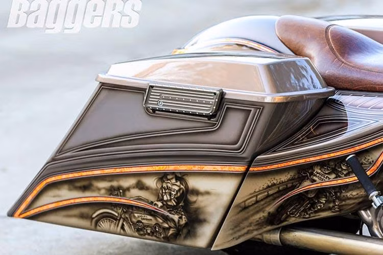 Chi tiết quyết định tới kiểu dáng bagger của chiếc Street Glide là 2 hộp đựng đồ Metal Misfit đặc chế, với khóa Covington và cũng được hoàn thiện cầu kỳ bằng các hình vẽ airbrush. Kết thúc bản độ này là đèn hậu của Glendylynne.