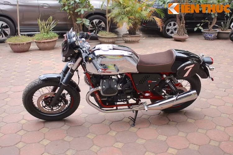 Do không có quây gió lớn cong tròn hình đầu đạn bao xung quanh đèn pha, V7 Racer trông gọn gàng hơn nhiều so với V7 Racer Record.