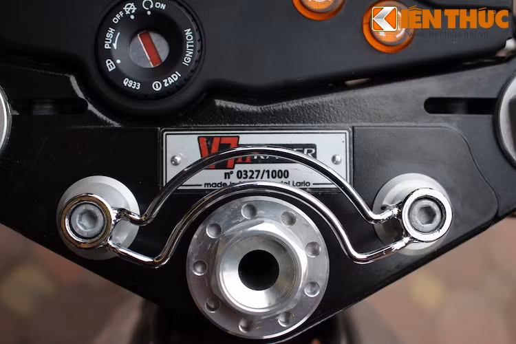 Chỉ được sản xuất với số lượng 1000 chiếc trên toàn Thế giới, chiếc V7 Racer tại Việt Nam có số thứ tự 327.