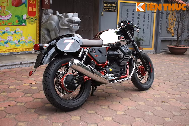 Với thiết kế động cơ V-Twin, Moto Guzzi cũng đã lựa chọn cách bố trí 2 ống xả nằm 2 bên thân xe để khiến chiếc xe trông cân bằng hơn.