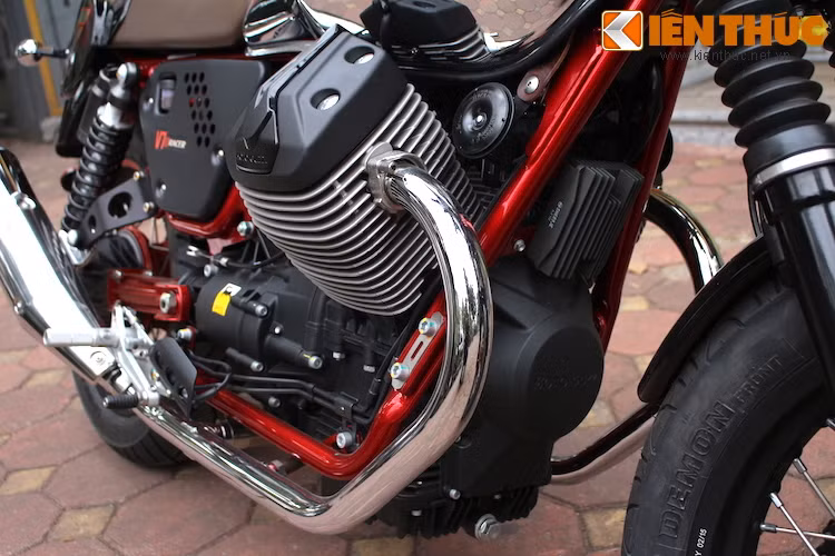 Cung cấp sức mạnh cho V7 Racer Record là khối động cơ 4 kỳ V-Twin làm mát bằng gió có dung tích thực 744 cc, với góc nghiêng giữa 2 xi-lanh 90 độ và trang bị hệ thống phun nhiên liệu điện tử của Weber - Marelli.