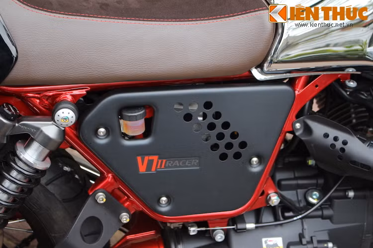 Theo đúng tinh thần cafe racer, nắp che hộc chứa ắc quy và bình dầu phanh phía sau chỉ là một tấm thép dập đục lỗ. Tuy nhiên chi tiết này đã tạo nên "cá tính" rất riêng cho V7 Racer Record.