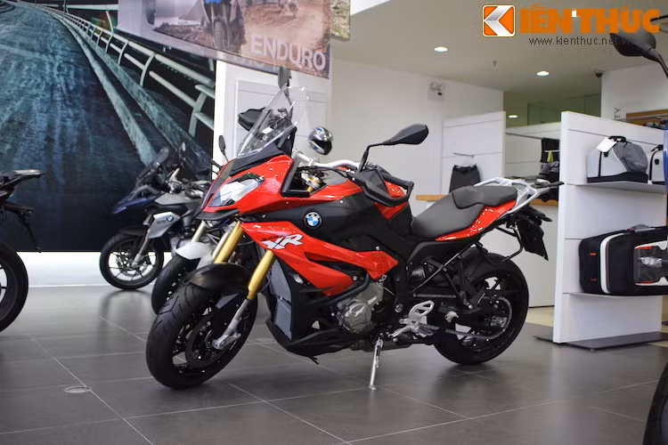 Với bình xăng có kích thước lên tới 20 lít và bình phụ 4 lít, chiếc xe có thể tự tin chinh phục những hành trình dài. Theo BMW, mức tiêu thụ trung bình của xe là 5,8l/100 km ở tốc độ lên tới 120 km/h. Tuy nhiên chiếc xe chỉ hoạt động tốt nhất với xăng A95 trở lên.