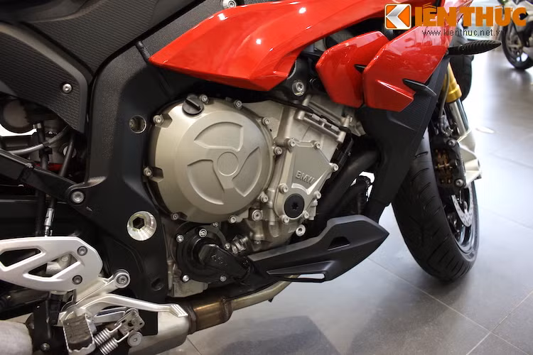 Nằm giữa khung xe của S1000XR là khối động cơ 999 cc DOHC 4 xi-lanh thẳng hàng, đi kèm với hộp số 6 cấp. Đây cũng là khối động cơ được BMW trang bị cho S1000RR và chiếc naked bike S1000R.