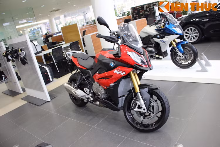 Tuy nhiên về cơ bản, có thể coi S1000XR là phiên bản Adventure của siêu môtô BMW S1000RR, do 2 chiếc xe này chia sẻ rất nhiều chi tiết quan trọng với nhau. Thậm chí, nhà sản xuất xe môtô BMW còn cố gắng quảng cáo S1000XR là một mẫu sport adventure.