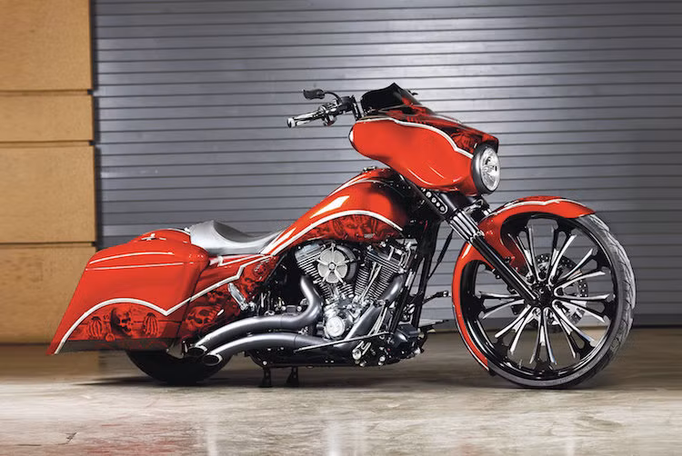 Hiện nay, những đặc trưng của một chiếc Harley phong cách bagger bao gồm bánh trước lớn hơn bánh sau, tư thế ngồi thoải mái, gầm thấp và đương nhiên là phải có túi hoặc hộc đựng đồ ở phía sau.