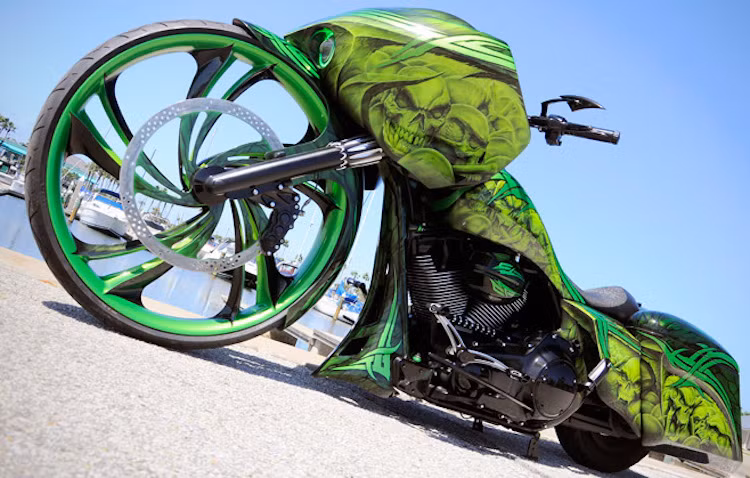 "Công thức" để tạo ra một chiếc Harley theo phong cách Bagger bao gồm bánh trước kích thước từ 21 inch trở lên và bánh sau 18 inch, hộp đựng đồ phía sau xe, loại bỏ kính chắn gió và thay tay lái bằng loại rộng hoặc ape hanger.