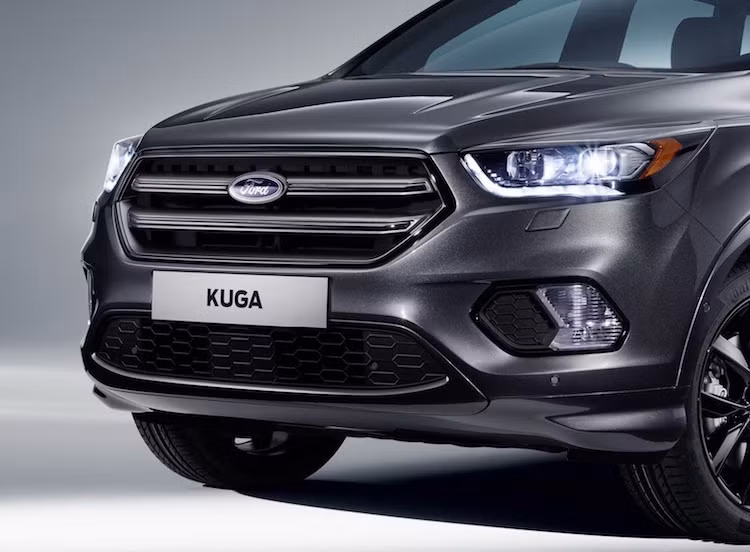 Với đợt nâng cấp giữa vòng đời này, Kuga đã có phần đầu khỏe khoắn hơn với lưới tản nhiệt lục giác lớn, cản trước mới, đèn bi-xenon kèm đèn LED ban ngày.