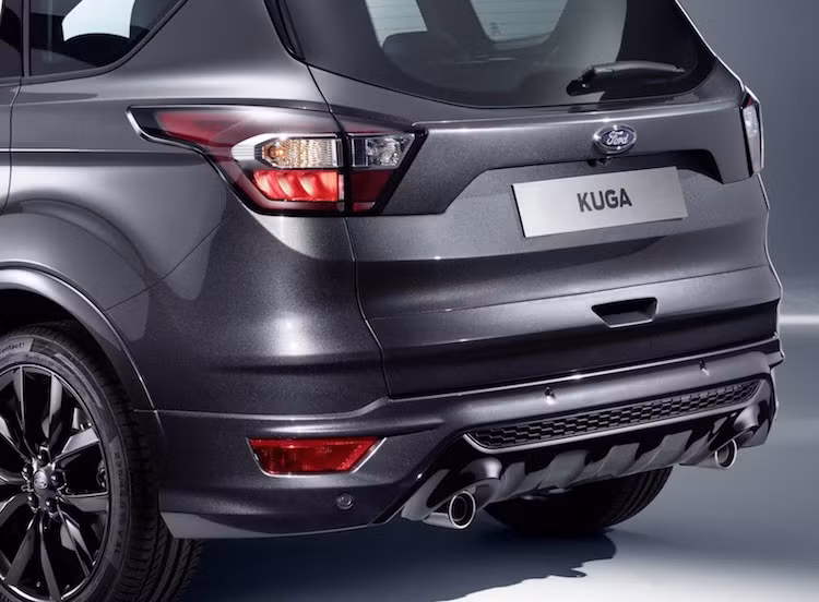 Ở phía sau, các nhà thiết kế của Ford đã loại bỏ các đường nét thừa và sử dụng đèn hậu mới. Đặc biệt, Kuga phiên bản 2017 còn có thêm một rơ-mooc có thể giấu gọn dưới cản khi không cần dùng và cửa hậu mở cảm ứng.