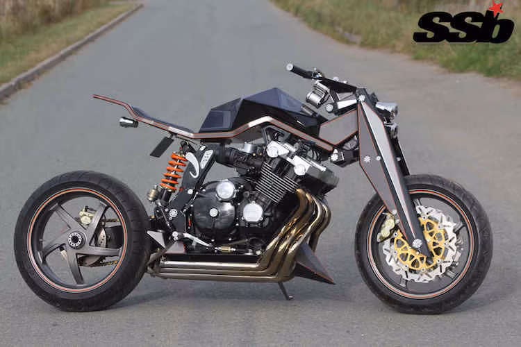 Để khiến chiếc CBX1000 trở nên gọn gàng hơn nữa, Larry đã cố tình gò bình xăng to hơn để có chỗ "giấu" ắc quy và các hệ thống điện. Cả bảng đồng hồ và đèn pha của chiếc xe đều có thiết kế xếp chồng lên nhau đơn giản.