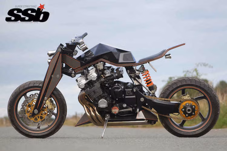 Không chỉ có kiểu dáng đẹp, nhờ có khối động cơ mạnh mẽ của CBX1000, chiếc xe còn là một mẫu streetfighter mạnh mẽ trên đường phố.