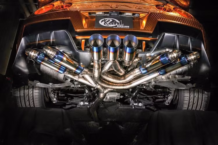 Để có thể nâng công suất, các kỹ sư đã sử dụng 2 turbo mới, các ống nạp thoáng hơn và hệ thống xả làm bằng titanium.