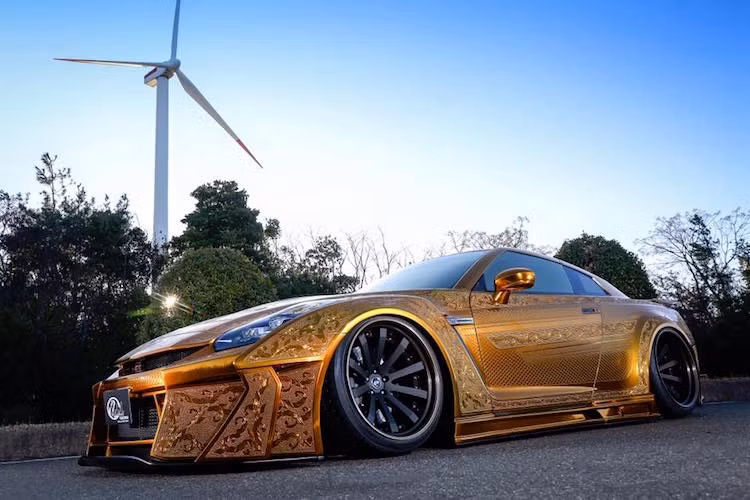 Dù được trang bị bộ widebody "hàng khủng", nhưng tất cả những người đã có dịp được ngắm nhìn chiếc siêu xe Nissan GT-R R35 của Kuhl Racing đều bị ấn tượng bởi những hoa văn nổi cầu kỳ trên chiếc xe.