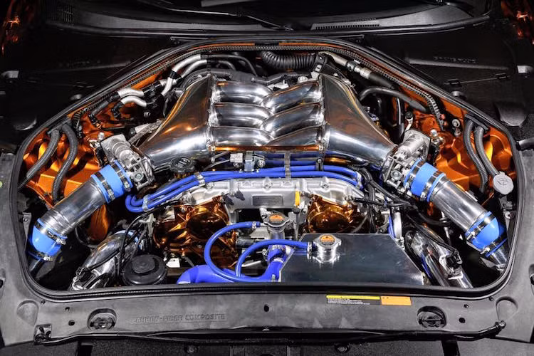 Bản thân khối động cơ V6 3.8l tăng áp kép của GT-R R35 cũng đã được độ lại cực mạnh, với công suất tối đa lên tới 820 mã lực thay vì chỉ khoảng 600 mã lực như xe nguyên bản.