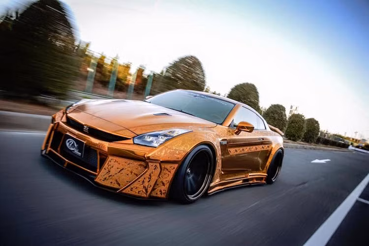 Trong khi trưng bày tại triển lãm Tokyo Auto Salon, chiếc Nissan GT-R R35 độ của Kuhl Racing đã nhanh chóng được một "đại gia" ở Nhật đặt mua với mức giá không được tiết lộ.